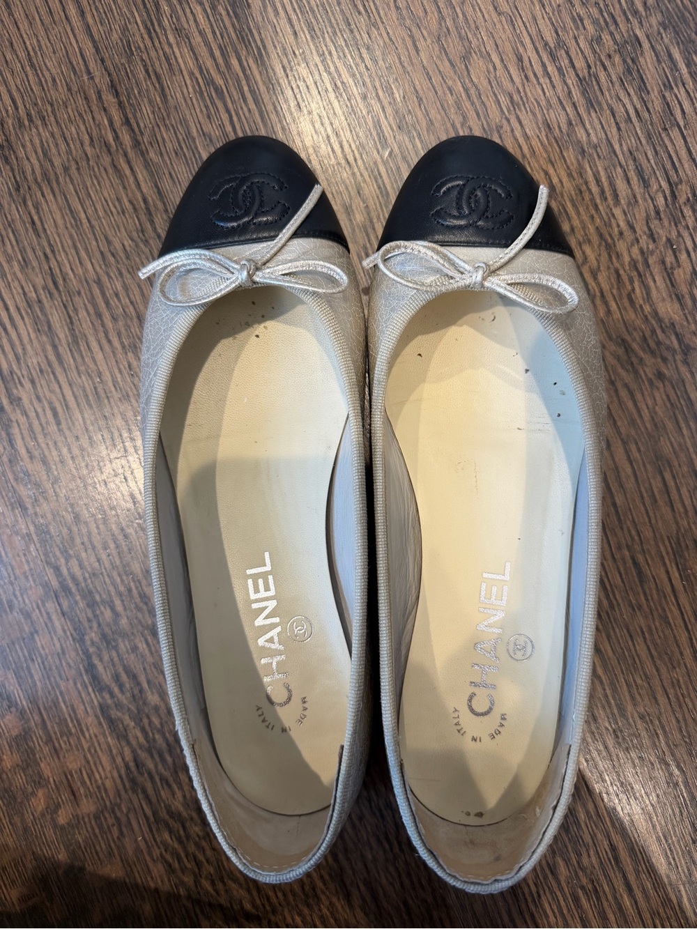 CHANEL Silver and Black Leather Cap-Toe Bow Ballet Flats - Picture 2 of 8